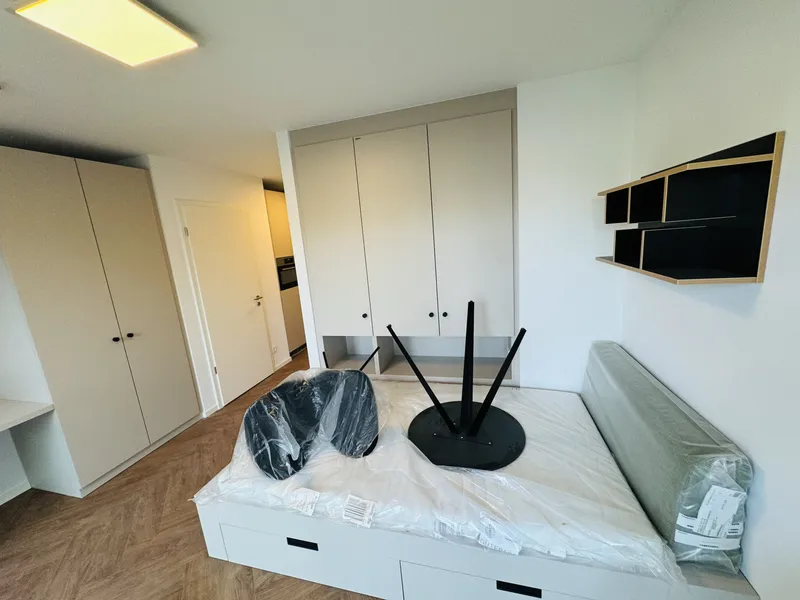 Modernes voll möbliertes Studio mit Balkon, EBK und Abstellkammer! — photo 1